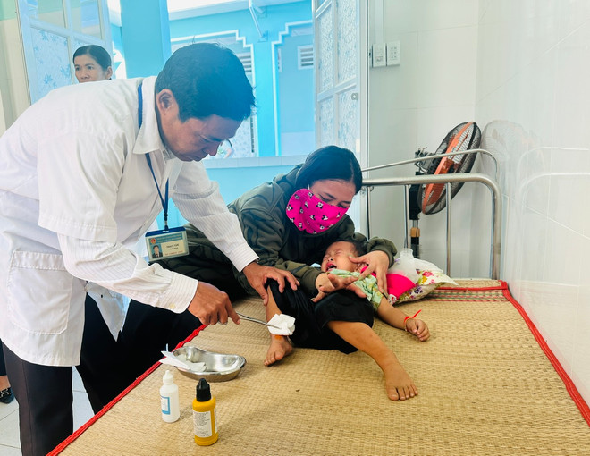 Nhân viên y tế tại Trạm Y tế xã Mỹ Chánh (huyện Châu Thành tỉnh Trà Vinh) khám cấp cứu cho một bệnh nhi. (Ảnh: T.G/Vietnam+) VNP_anh 3.jpg