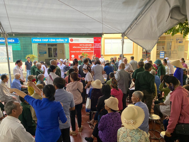 Người dân Điện Biên tới khám tại Chương trình. (Ảnh: PV/Vietnam+) cho kham.jpg