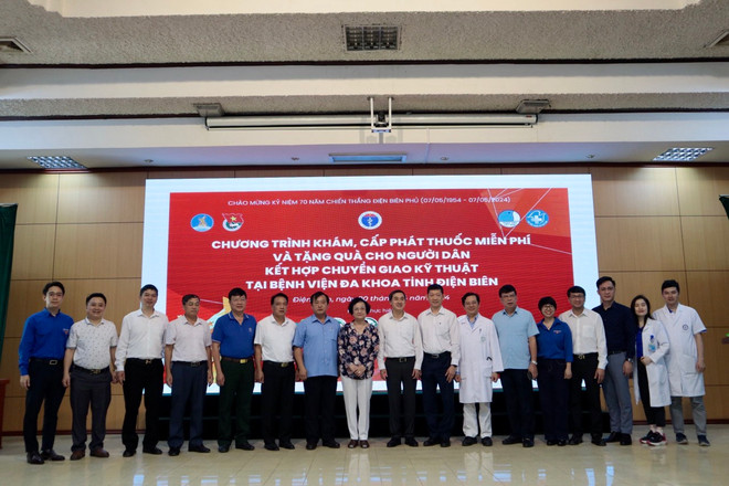 Đại diện các bệnh viện tiến hành đào tạo chuyển giao kỹ thuật cho Bệnh viện Đa khoa Tỉnh Điện Biên. (Ảnh: PV/Vietnam+) tang qua.jpg