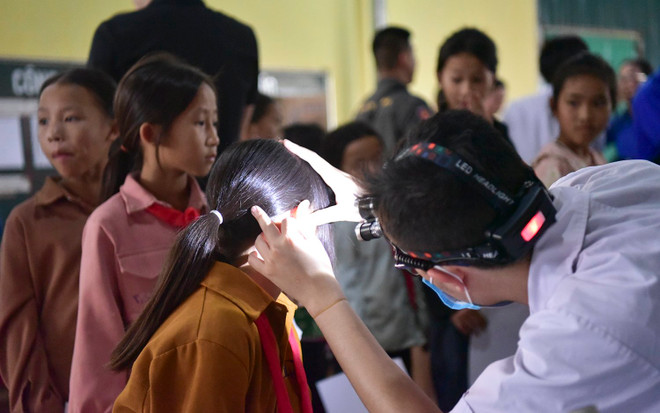 Đây là dịp hiếm hoi trẻ em vùng cao được thăm khám sức khỏe miễn phí. (Ảnh: PV/Vietnam+) kham tai.jpg