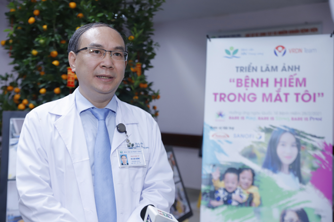 Phó giáo sư Vũ Chí Dũng - Giám đốc Trung tâm Nội tiết-Chuyển hóa-Di truyền và Liệu pháp phân tử (Bệnh viện Nhi Trung ương). (Ảnh: PV/Vietnam+) Việt Nam ghi nhận khoảng 6 triệu người mắc các căn bệnh hiếm gặp ảnh 2