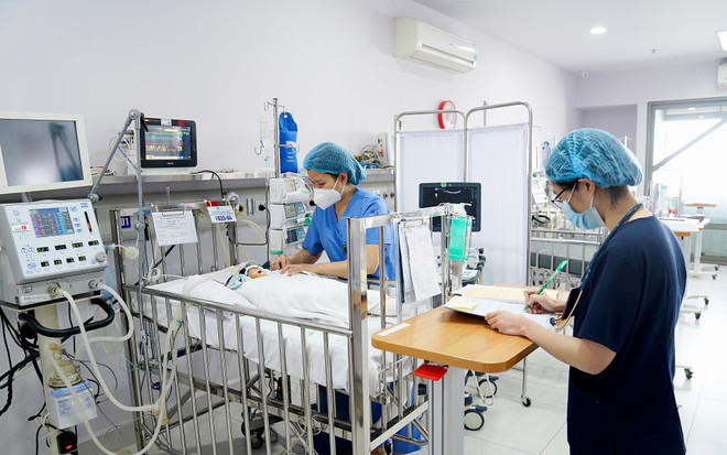 Các bác sỹ chăm sóc cho bệnh nhi sau phẫu thuật. (Ảnh: PV/Vietnam+) Những điều cha mẹ cần biết để phát hiện sớm tim bẩm sinh ở trẻ ảnh 2