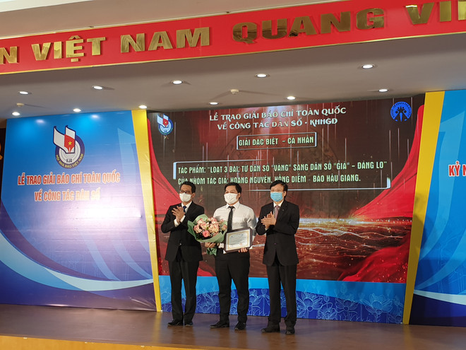Ban Tổ chức trao cho tác giả đoạt giải Đặc biệt. (Ảnh: PV/Vietnam+) Tổng kết và trao giải báo chí toàn quốc về công tác dân số ảnh 1