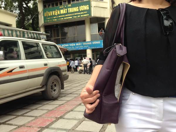Như vụ việc xảy ra ở Bệnh viện Mắt Trung ương, chị N.C.T cũng chỉ biết… kêu trời. (Ảnh: T.G/Vietnam+) An ninh ở bệnh viện: Quanh năm lo “tháng củ mật” ảnh 3