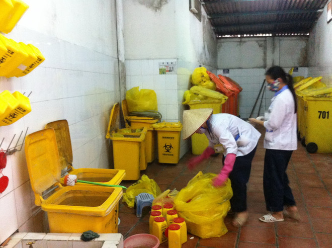 Kho chứa chất thải y tế nguy hại của Bệnh viện Việt Đức. (Ảnh: Thiyf Giang/Vietnam+) Bài 2: Quản lý rác thải y tế - trách nhiệm thuộc về ai? ảnh 4