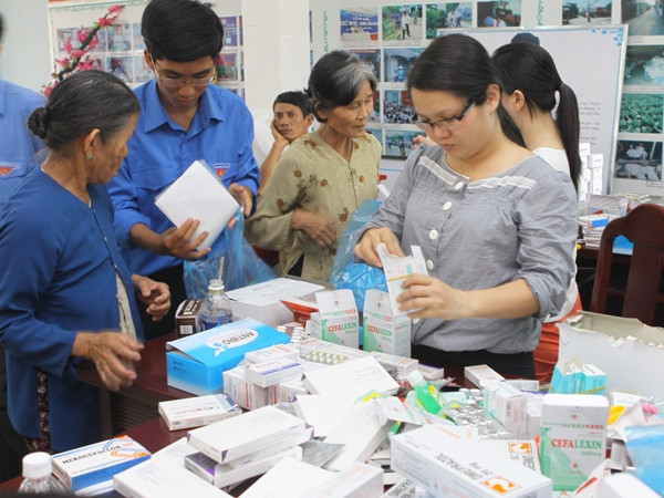 Cấp phát thuốc cho người dân trong một chương trình khám bệnh. (Ảnh: TTXVN) Hà Nội tăng cường công tác quản lý thuốc bảo hiểm y tế ảnh 1