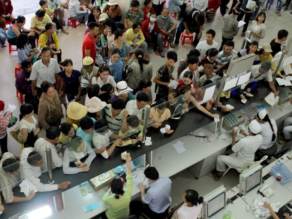 Nườm nượp bệnh nhân đến khám tại Bệnh viện Bạch Mai. (Ảnh: TTXVN) Bệnh viện ở Hà Nội: Mải chuyên môn, lơ là an ninh, trật tự ảnh 2