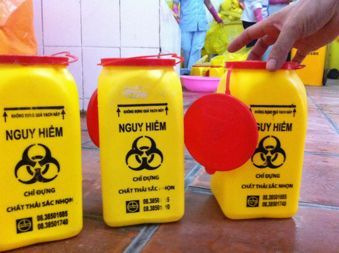 Những chiếc hộp đựng bơm tim tiêm sau khi đã được sử dụng tại Bệnh viện Việt Đức. (Ảnh: Thùy Giang/Vietnam+) Bài 2: Quản lý rác thải y tế - trách nhiệm thuộc về ai? ảnh 1