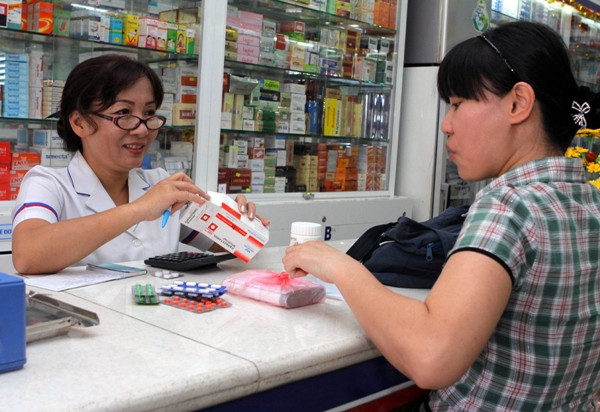 Các quầy thuốc cần tăng cường các điều kiện bảo quản thuốc như điều hòa nhiệt độ, tủ lạnh, quạt, quạt thông gió. (Ảnh: Phương Vy/TTXVN) Sở Y tế Hà Nội chấn chỉnh việc bảo quản chất lượng thuốc ảnh 1