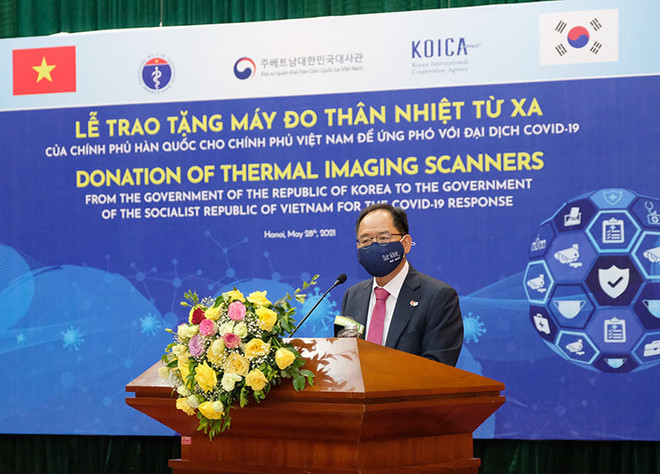Việt Nam tiếp nhận 40 máy đo thân nhiệt từ xa của Chính phủ Hàn Quốc ảnh 2