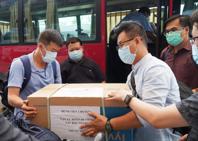 Các bác sỹ Bệnh viện Chợ Rẫy mang theo trang thiết bị y tế hỗ trợ cho tỉnh Bắc Giang. (Ảnh: PV/Vietnam+) Đội ngũ tinh nhuệ của Bệnh viện Chợ Rẫy tới điểm nóng Bắc Giang ảnh 1