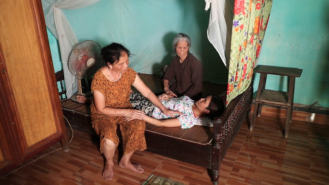 Chị Tình là một trong rất nhiều những hoàn cảnh thương tâm, nạn nhân của hút thuốc thụ động. (Ảnh: PV/Vietnam+) Nỗi đau khôn cùng của những người hít phải khói thuốc lá thụ động ảnh 1