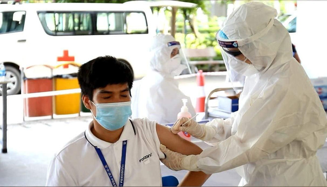 Tiêm vaccine cho khoảng 300 công nhân tại Khu công nghiệp Đình Trám. (Ảnh: PV/Vietnam+) Triển khai tiêm vaccine cho công nhân Khu công nghiệp Đình Trám ảnh 1