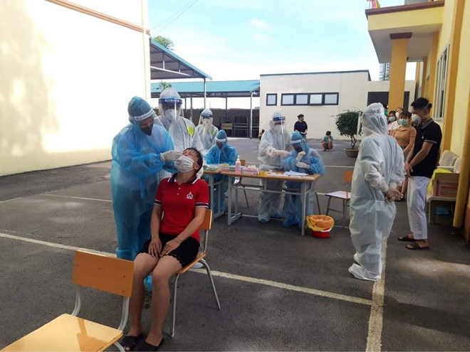 Tập huấn, hướng dẫn cho người dân tự lấy mẫu thực hiện việc test nhanh SARS-CoV-2. (Ảnh: PV/Vietnam+) Triển khai tiêm vaccine cho công nhân Khu công nghiệp Đình Trám ảnh 3