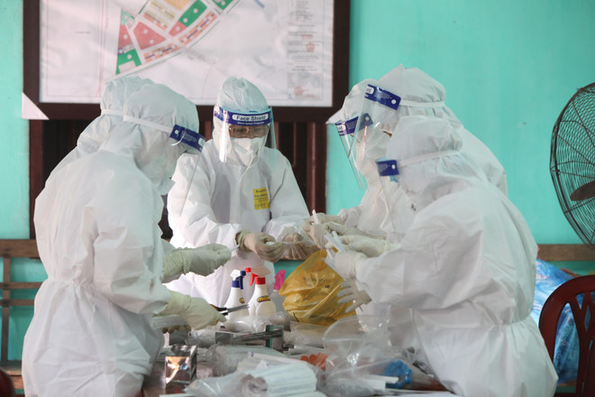 Các cán bộ CDC căng mình, miệt mài lấy mẫu xét nghiệm 80.000 công nhân ảnh 1