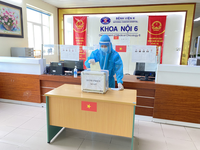Người bệnh tham gia bầu cử tại Bệnh viện K cơ sở Tân Triều. (Ảnh: PV/Vietnam+) Niềm tin của cử tri qua những lá phiếu từ bệnh viện đang phong tỏa ảnh 1