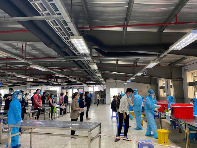 Các cán bộ CDC căng mình, miệt mài lấy mẫu xét nghiệm 80.000 công nhân ảnh 8