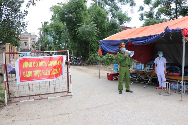 Bắc Ninh tăng cường các chốt kiểm soát dịch bệnh COVID-19. (Ảnh: Thanh Thương/TTXVN) Bộ trưởng Bộ Y tế phân tích về việc thực hiện giãn cách xã hội ảnh 1