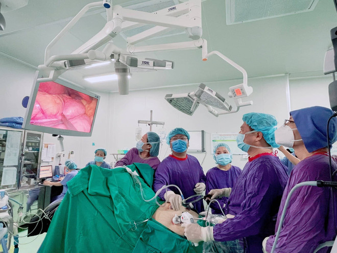 Một ca phẫu thuật cắt dạ dày để điều trị béo phì cho bệnh nhân tại Bệnh viện Hữu nghị Việt Đức. (Ảnh: PV/Vietnam+) Phương pháp phẫu thuật cắt dạ dày để điều trị cho bệnh nhân béo phì ảnh 3