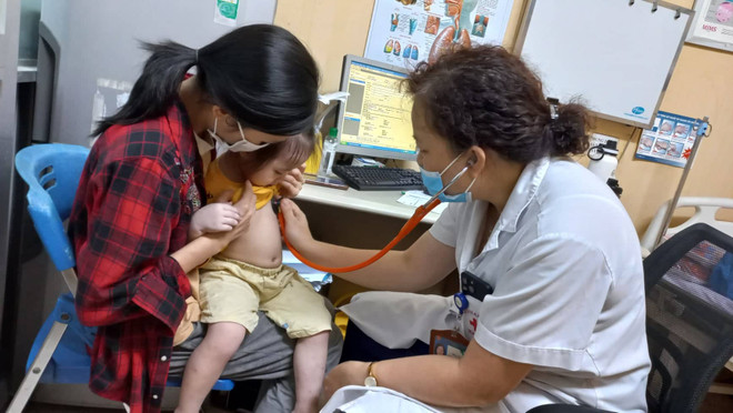 Nhiều dịch bệnh đang "bủa vây" trẻ nhỏ khi thời tiết chuyển mùa ảnh 1