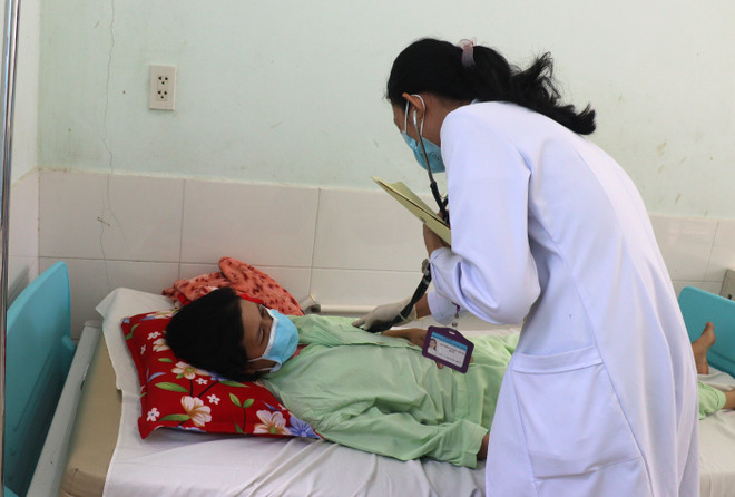 Bác sỹ Bệnh viện Đa khoa tỉnh Vĩnh Long thăm khám cho bệnh nhân sốt xuất huyết. (Ảnh: Lê Thúy Hằng/TTXVN) Cả nước ghi nhận 281.189 trường hợp mắc sốt xuất huyết, 110 ca tử vong ảnh 1