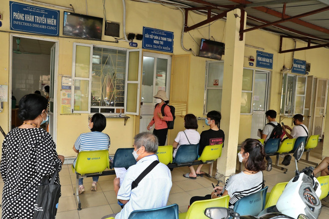 Người dân đến khám tại khoa Truyền nhiễm, Bệnh viện đa khoa Đống Đa (Hà Nội). (Ảnh: Minh Quyết/TTXVN) Dự báo năm nay sẽ có dịch sốt xuất huyết lớn xảy ra trên toàn quốc ảnh 4