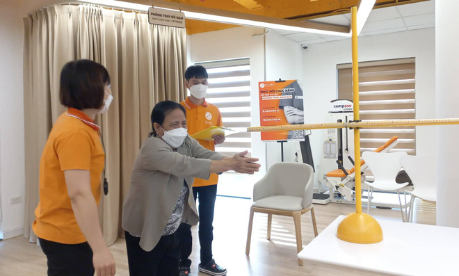 Kiểm tra chức năng vận động của người cao tuổi. (Ảnh: PV/Vietnam+) Cảnh báo: Nhiều người sa sút trí tuệ sớm do phụ thuộc vào công nghệ ảnh 1