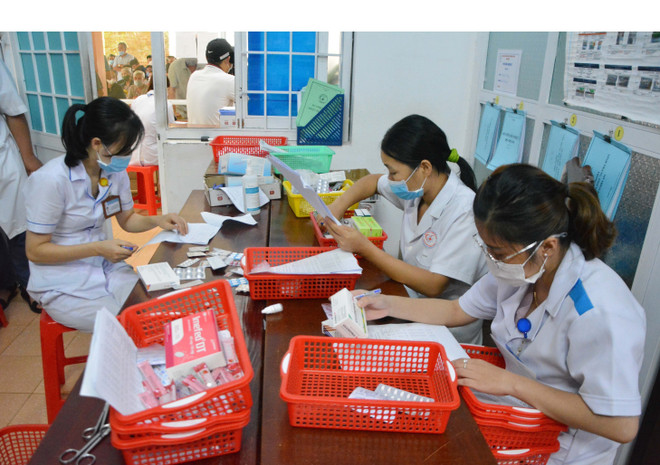 Nhân viên y tế làm công tác cấp phát thuốc. (Ảnh: TTXVN/Vietnam+) Hàng ngàn giấy lưu hành sắp hết hạn: Nguy cơ thiếu thuốc trầm trọng ảnh 1