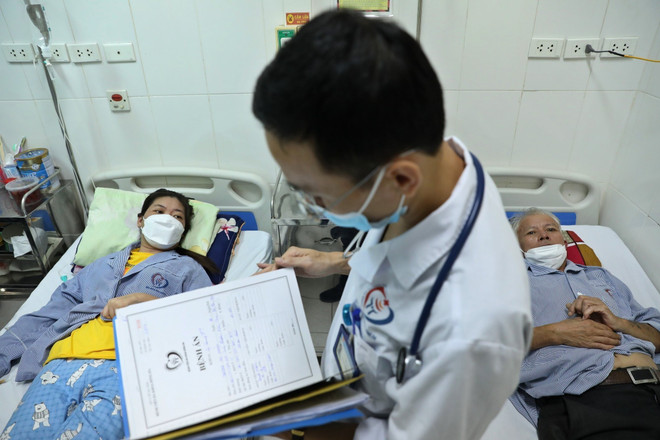 Bác sỹ thăm khám cho bệnh nhân số xuất huyết đang điều trị tại Bệnh viện đa khoa Đống Đa (Hà Nội). (Ảnh: Minh Quyết/TTXVN) Dự báo năm nay sẽ có dịch sốt xuất huyết lớn xảy ra trên toàn quốc ảnh 1