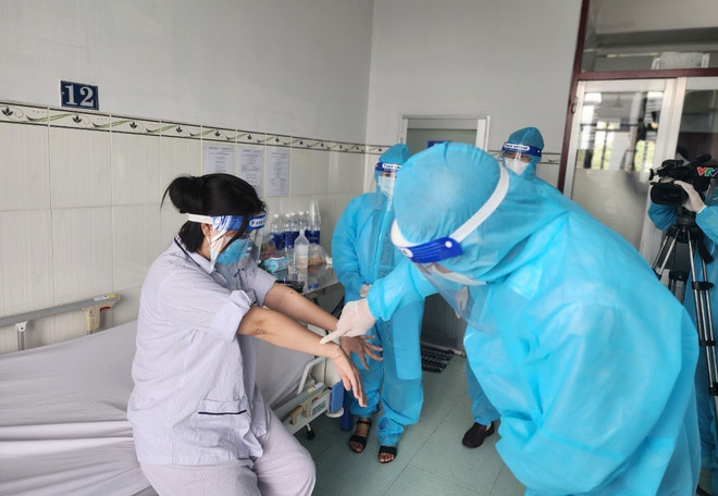 Lãnh đạo Cục Y tế dự phòng thăm hỏi, động viên người bệnh mắc đậu mùa khỉ đầu tiên tại Việt Nam. (Ảnh: TTXVN phát) Việt Nam đã khống chế được ca mắc bệnh đậu mùa khỉ đầu tiên ảnh 1