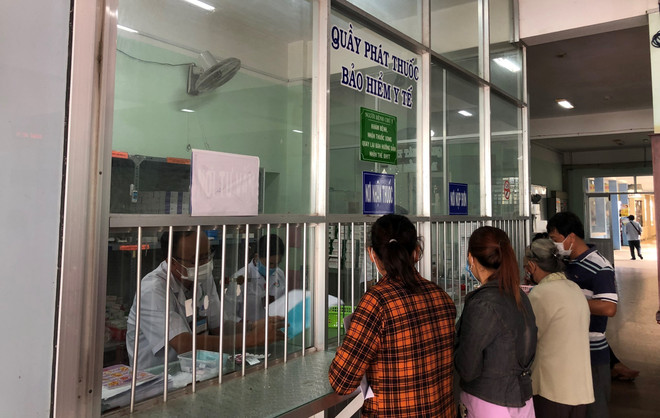 Người dân khám bảo hiểm y tế chờ cấp phát thuốc. (Ảnh: TTXVN phát) Hàng ngàn giấy lưu hành sắp hết hạn: Nguy cơ thiếu thuốc trầm trọng ảnh 3