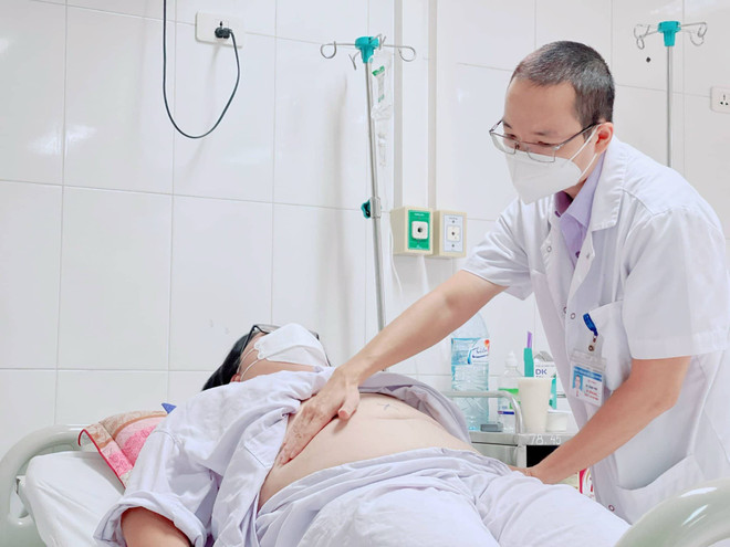 Tiến sĩ Bùi Thanh Phúc khám cho nữ bệnh nhân trước phẫu thuật. (Ảnh: PV/Vietnam+) Phương pháp phẫu thuật cắt dạ dày để điều trị cho bệnh nhân béo phì ảnh 2