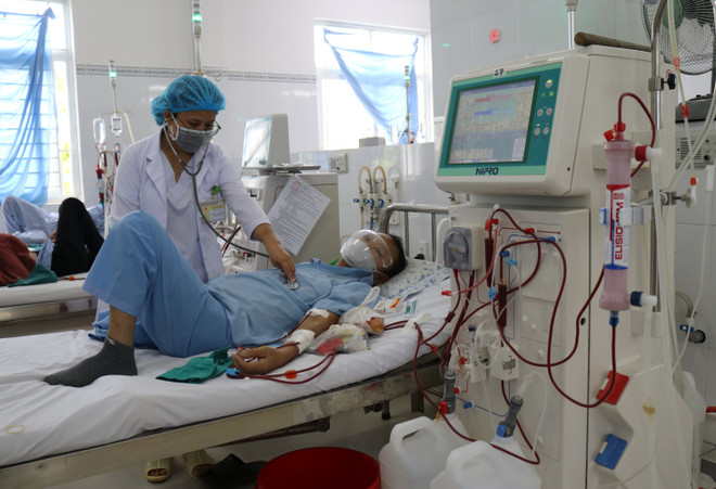 Bác sỹ thăm khám sức khỏe bệnh nhân chạy thận nhân tạo. (Ảnh: Nguyễn Thành/TTXVN) Ngành lọc máu Việt Nam được đánh giá cao trong khu vực Đông Nam Á ảnh 1