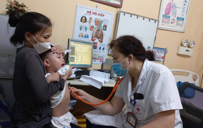 Bệnh nhi đến khám với biểu hiện sốt xuất huyết tại Bệnh viện Hữu nghị Việt Nam-Cu Ba. (Ảnh: T.G/Vietnam+) Dự báo năm nay sẽ có dịch sốt xuất huyết lớn xảy ra trên toàn quốc ảnh 2