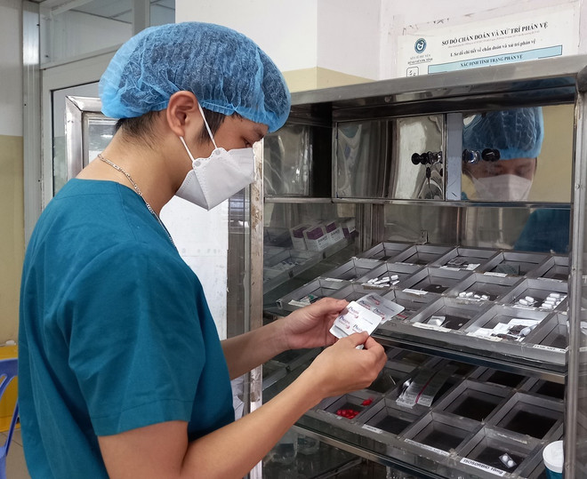 Điều dưỡng chuẩn bị thuốc để cấp cho bệnh nhân. (Ảnh: Xuân Triệu/TTXVN) Hàng ngàn giấy lưu hành sắp hết hạn: Nguy cơ thiếu thuốc trầm trọng ảnh 2