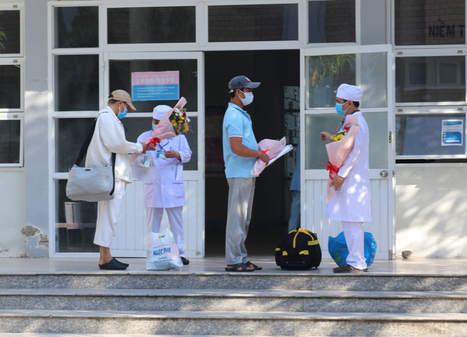 Thêm 3 trường hợp mắc COVID-19 được công bố khỏi bệnh ảnh 1