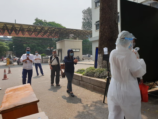  [Photo] Kiểm soát phòng chống dịch chặt chẽ tại Bệnh viện Hữu Nghị ảnh 6