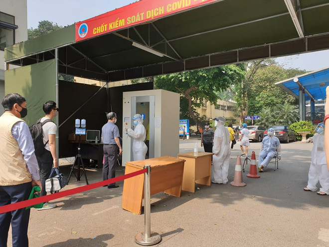  [Photo] Kiểm soát phòng chống dịch chặt chẽ tại Bệnh viện Hữu Nghị ảnh 2