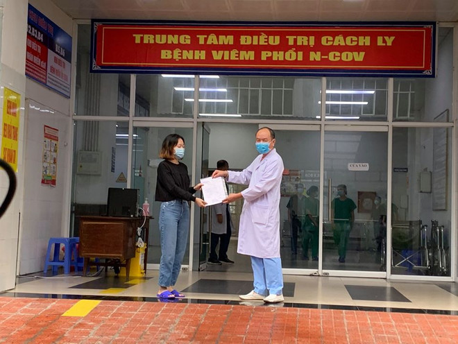 Bệnh nhân được công bố khỏi bệnh tại Bệnh viện số 2, tỉnh Quảng Ninh. (Ảnh: CTV/Vietnam+) Thêm 2 ca mắc COVID-19 ở Quảng Ninh được công bố khỏi bệnh ảnh 1