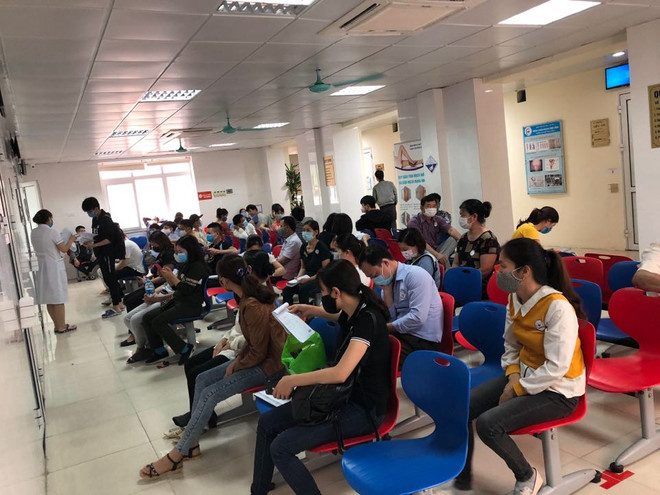 Trước cửa phòng siêu âm nhà A5 Bệnh viện Đại học Y Hà Nội (Ảnh: Vietnam+) Tình hình sức khoẻ bệnh nhân ra viện bị dương tính lại với COVID-19 ảnh 1