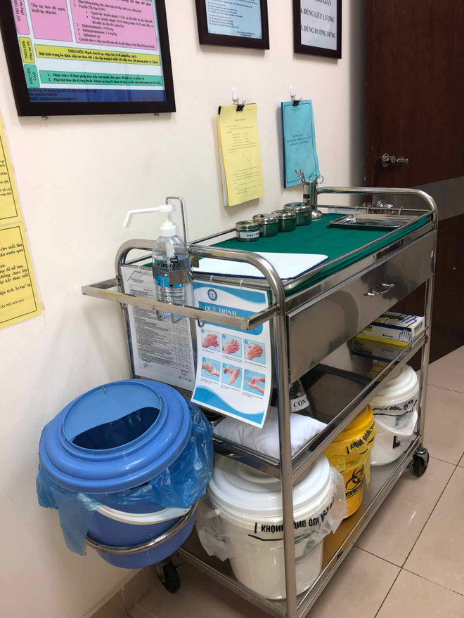 Những chiếc thùng phân loại rác thải y tế. (Ảnh: PV/Vietnam+) phânloai.jpg