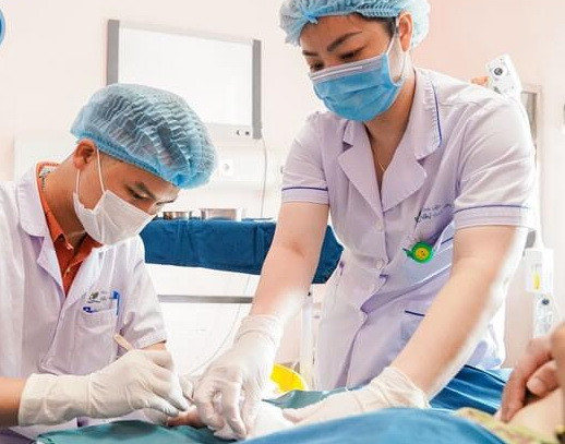 Bé gái bị 4 con chó tấn công gây hàng trăm vết thương trên cơ thể ảnh 1