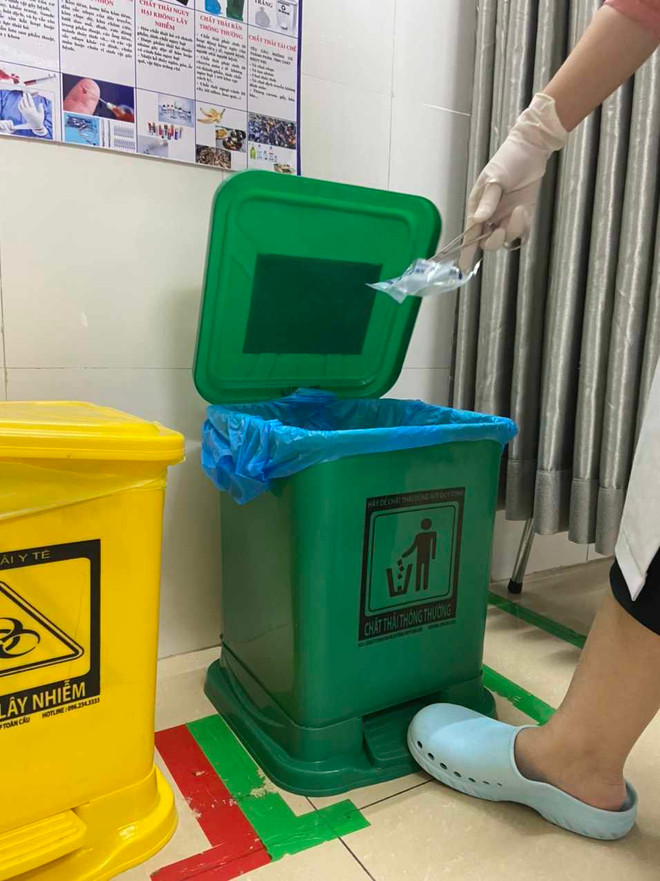 Phân loại rác thải y tế tại Bệnh viện Nội tiết Trung ương. (Ảnh: PV/Vietnam+) VNP_phanloai.jpg