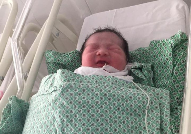 Đỡ đẻ thành công cho một sản phụ ngay trên xe taxi do tắc đường ảnh 1