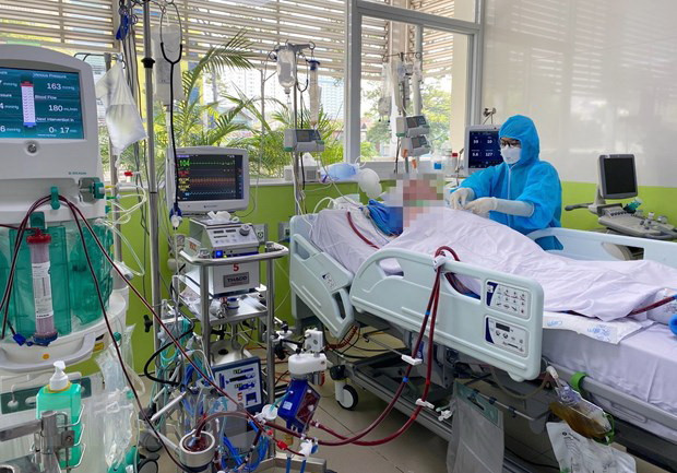 Bệnh nhân 91 (43 tuổi, phi công người Anh) đang được điều trị tích cực tại Bệnh viện Chợ Rẫy Thành phố Hồ Chí Minh. (Nguồn: TTXVN) Bệnh nhân 91 đã có dấu hiệu khá hơn, từng bước cai ECMO ảnh 1