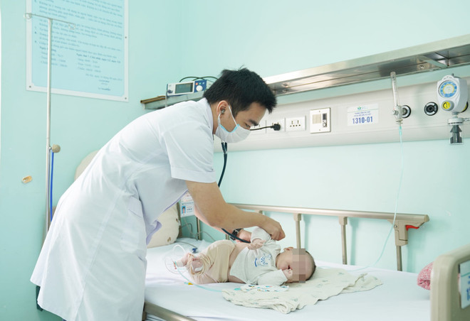 Cảnh giác với virus hợp bào hô hấp gây bệnh cho trẻ em khi giao mùa ảnh 1