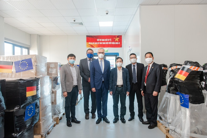 Đức giúp Việt Nam máy thở, máy đo nồng độ ôxy để chống dịch COVID-19 ảnh 1