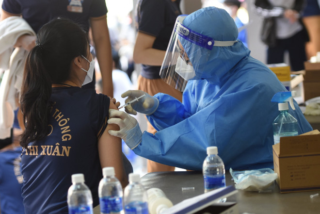 Xử lý phản ánh về tiêm chủng vaccine phòng COVID-19 trong 48 giờ ảnh 1