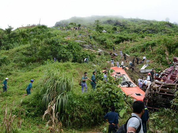 Chùm ảnh hiện trường vụ tai nạn ôtô thảm khốc tại Lào Cai ảnh 1