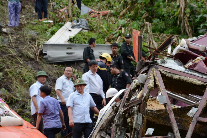 Chùm ảnh hiện trường vụ tai nạn ôtô thảm khốc tại Lào Cai ảnh 2